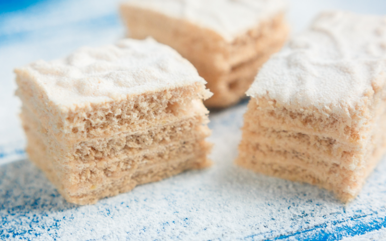 Ananas-Kokos-Schnitten und kernig saftige Nuß-Zimt-Kranz Ananas-Kokos-Schnitten und kernig saftige Nuß-Zimt-Kranz