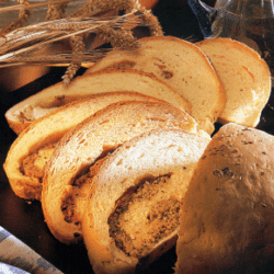 Gefülltes Partybrot aus Hefeteig mit würziger Mischung