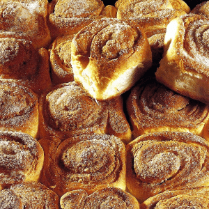 Schwedische Brezeln und Nuss Schnecken