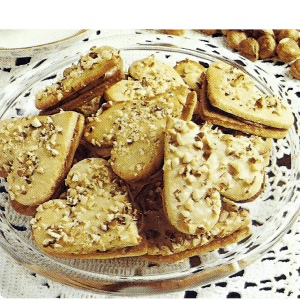 Haselnussplätzchen und gefüllte Walnusskern - Herzen