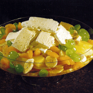 Berliner Luft mit Sahne und Festlicher frischer Obstsalat