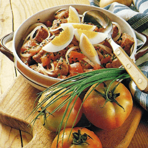 Gurkensalat mit Roastbeef und Corned beef-Salat mit Tomaten