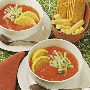 Käsesalat in Tomaten gefüllt und Kaltes Tomatengelee garniert mit Salatgurke