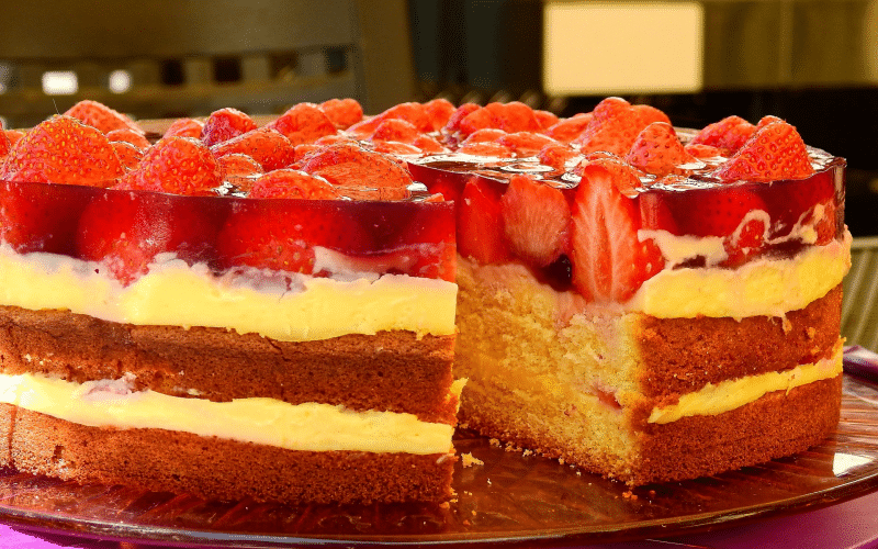 Mehstöckige Erdbeer Rhabarber Torte mit Schokolade