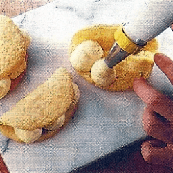 Backrezept Biskuit-Omeletts mit Aprikosencreme und mit Zitronencreme