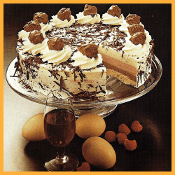 Fürst-Pückler- Eistorte und Vanille-Eis mit Krokantstückchen