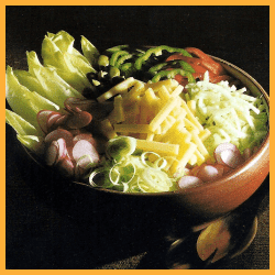 Gemüsesalat mit Käse und frischer Chicoree-Feldsalat