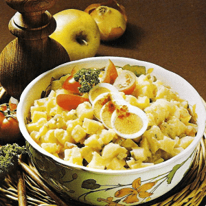 Weißkohlsalat mit Ananas und Reicher Kartoffelsalat