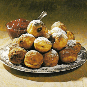 Rheinische Apfeltorte und gebackene oder frittierte Apfelkrapfen