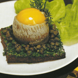 Kaviar-Toast, Matjesröllchen auf Kapern und Thunfischsalat