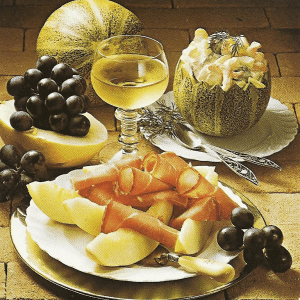 Garnierte Champignonschnitten und Melone mit Schinken, Melonencocktail