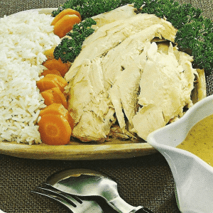 Hühnerfrikassee im Reisrand und Hühnchen mit Reis und Currysoße