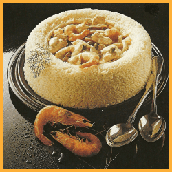 Hühnerfrikassee im Reisrand und Hühnchen mit Reis und Currysoße