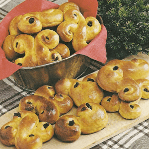Sahnewaffeln und Eierwaffeln und leckere Safranschnecken