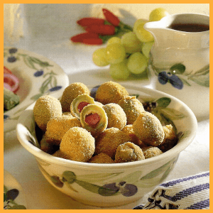Umhüllte Oliven mit Semmelbröseln und Käsebällchen