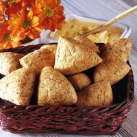 Roggen-Fladenbrote und Vollkornbrötchen