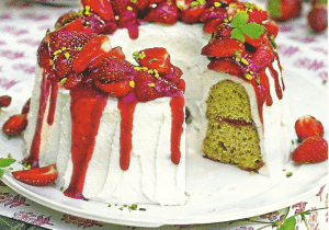 Blaubeer-Windbeutel-Torte mit Amarettini und Pistazien-Ricotta-Kranz 