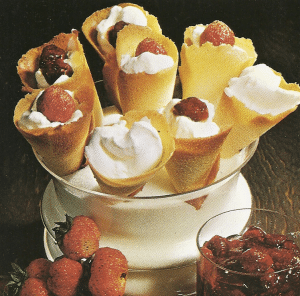 Marzipanbirnen, Sahne Eis mit Likör Erdbeeren und Sahnetüten