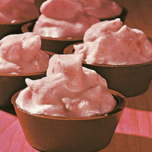 Stachelbeercreme und Gefrorener Himbeerschaum und Gefüllte Ananas