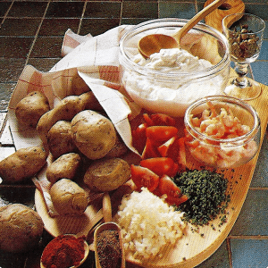 Pfirsiche mit Schinkenquark und Gemüseplatte mit Sahnesoße